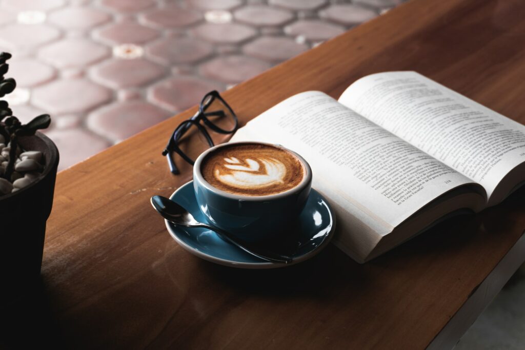 Cappuccino mit Latte Art und einen Buch